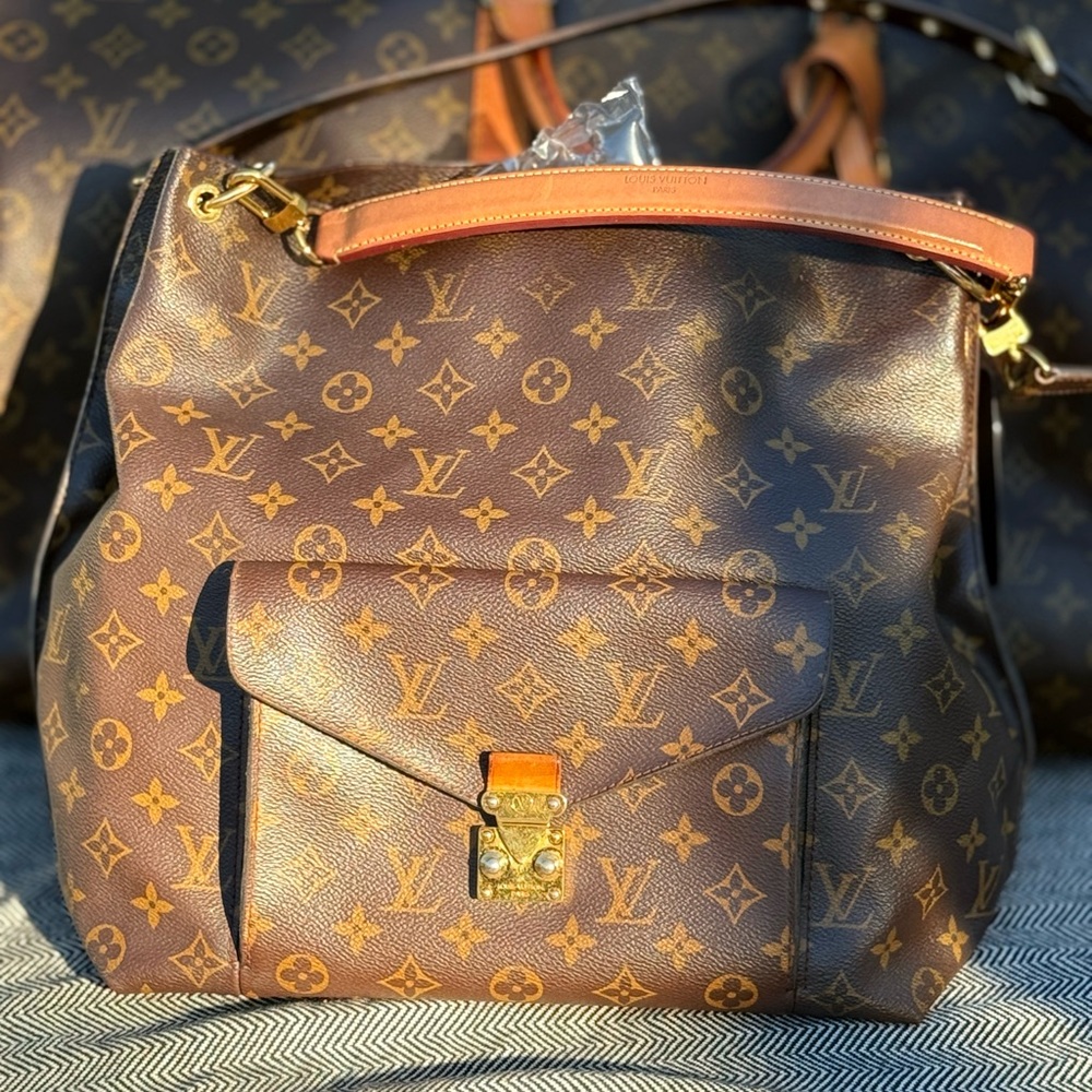 Louis Vuitton Métis Hobo- Monogram canvas- timeless and versatile Entrupy COA